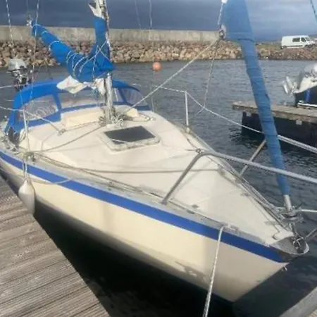 Cosy Sailing Boat Mariko Botel
